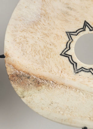 Close-up van ornament schijf creme naturel - matte afwerking