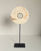 Ornament schijf op voet creme naturel Ø 11xoogte 26 cm