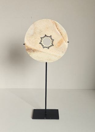 Ornament schijf op voet creme naturel Ø 11xoogte 26 cm