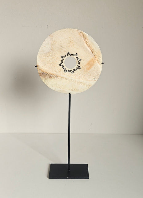 Ornament schijf op voet creme naturel Ø 11xoogte 26 cm