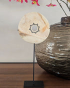 Ornament schijf op stanaard creme naturel Ø 11xoogte 26 cm