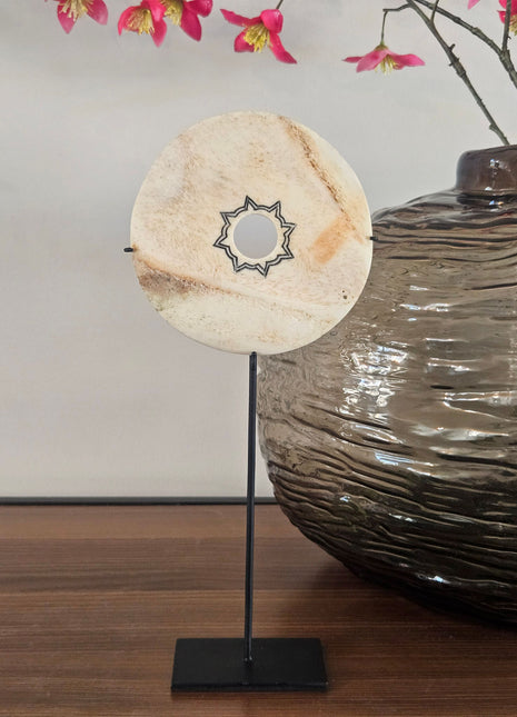 Ornament schijf op stanaard creme naturel Ø 11xoogte 26 cm