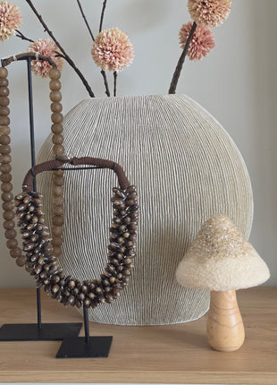 Paddenstoel Golden Glitter in een interieurset op een dienblad met andere herfst- en winterdecoratie