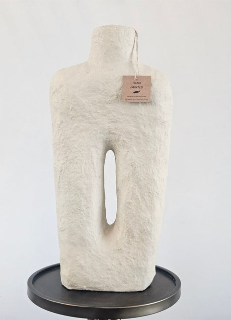 J-lIne papier maché vaas naturel met vierkante vorm en ruwe handgeschilderde afwerking op een witte ondergrond