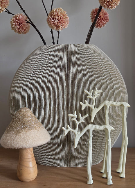 Mat crème rendierornament maat S voor een ribbelvaas met droogbloemen en een paddenstoel ornament op een houten ondergrond