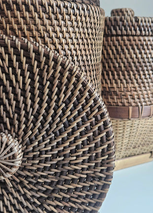 Close-up van rieten opbergmand met deksel bruin naturel - handgeweven textuur en natuurlijke afwerking