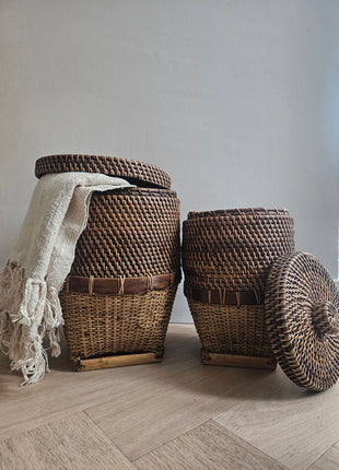 Set van twee rieten opbergmand met deksel bruin naturel groot en klein- handgeweven textuur en natuurlijke afwerking