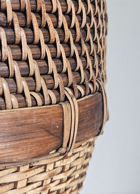 Close-up van rieten opbergmand met deksel bruin naturel - handgeweven textuur en natuurlijke afwerking