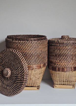 Set van twee rieten opbergmanden met deksel bruin naturel - handgeweven textuur en natuurlijke afwerking