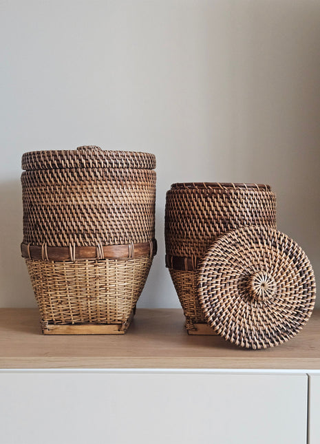 Set van twee rieten opbergmanden met deksel bruin naturel - handgeweven textuur en natuurlijke afwerking
