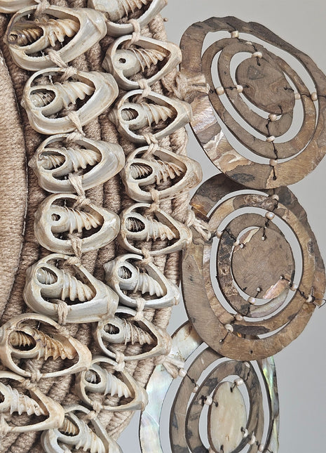 Close-up van schelpenketting exclusief dubbel - natuurlijke schelpen