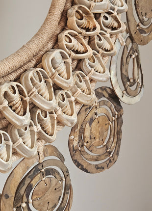 Close-up van schelpenketting exclusief - handgemaakte schelpen