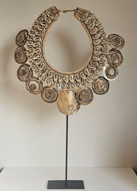 Schelpenketting exclusief dubbel op zwarte standaard Ø 32-44xoogte 72 cm