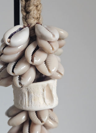 Close-up van schelpenketting decoratief lang - ambachtelijke afwerking en natuurlijke schelpen