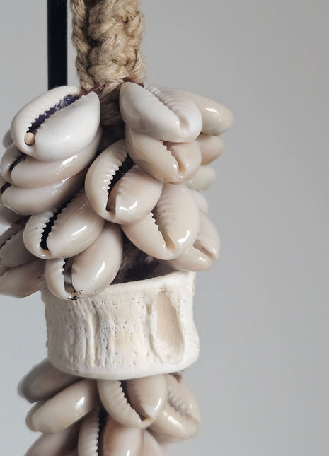 Close-up van schelpenketting decoratief lang - ambachtelijke afwerking en natuurlijke schelpen