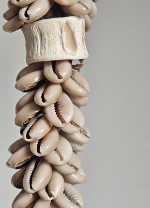 Close-up van schelpenketting decoratief lang - gevlochten band en natuurlijke schelpen