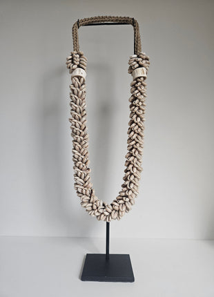 Schelpenketting decoratief lang met gevlochten band op standaard hoogte 50 cm