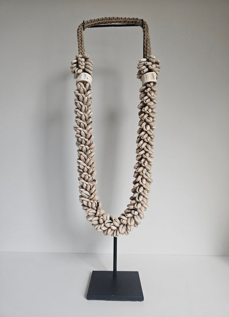 Schelpenketting decoratief lang met gevlochten band op standaard hoogte 50 cm