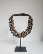 Schelpenketting natuurlijk handgemaakt met gevlochten band op standaard hoogte 32 cm