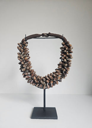 Schelpenketting natuurlijk handgemaakt met gevlochten band op standaard hoogte 32 cm