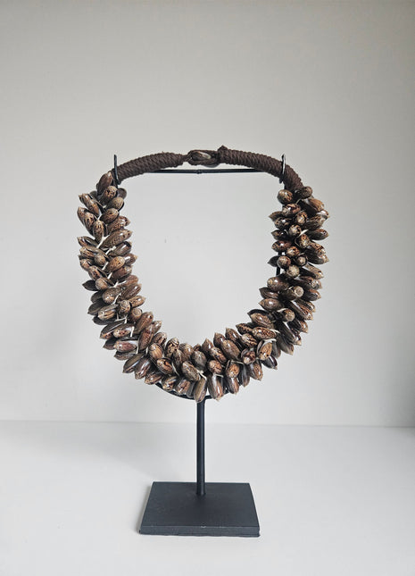 Schelpenketting natuurlijk handgemaakt met gevlochten band op standaard hoogte 32 cm