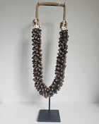 Schelpenketting handgemaakt lang met donkere schelpen en lichte accenten op standaard hoogte 59 cm