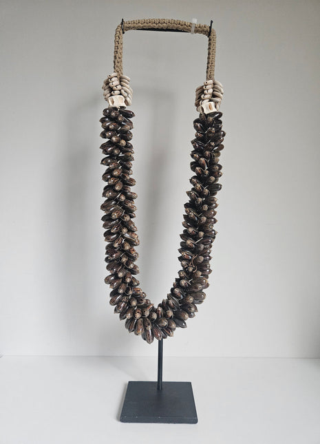 Schelpenketting handgemaakt lang met donkere schelpen en lichte accenten op standaard hoogte 59 cm