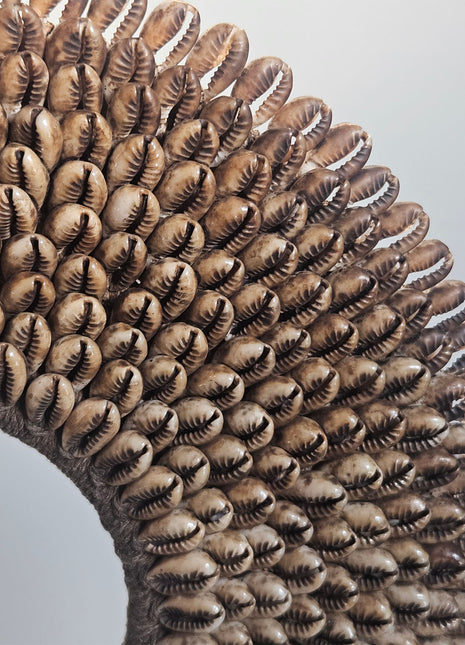 Close Up Ronde schelpenketting op standaard met bruine schelpen in koffiekleur. 
