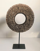 Ronde schelpenketting op standaard met bruine schelpen in koffiekleur. 