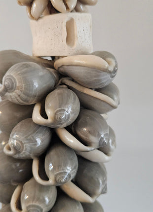Schelpenketting op standaard grijs hoogte 50cm close up van prachtige schelpen