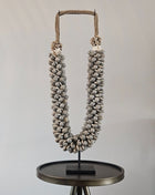 Schelpenketting op standaard grijs hoogte 50cm