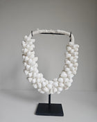 Schelpenketting natuurlijk wit handgemaakt met dichte schelpenstructuur op standaard hoogte 29 cm