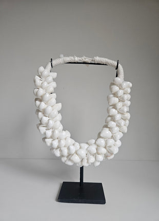 Schelpenketting natuurlijk wit handgemaakt met dichte schelpenstructuur op standaard hoogte 29 cm