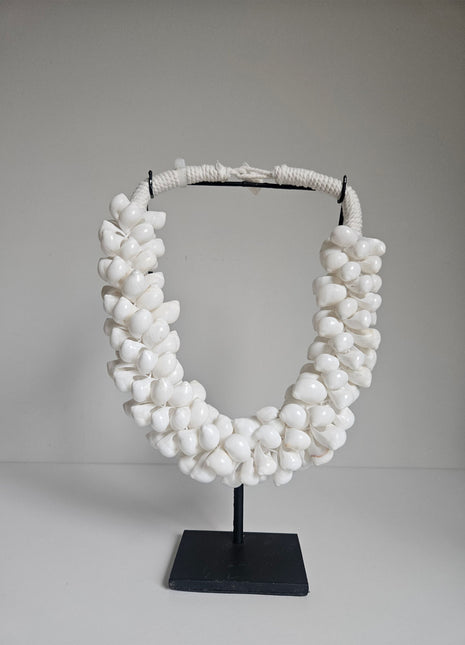 Schelpenketting natuurlijk wit handgemaakt met dichte schelpenstructuur op standaard hoogte 29 cm
