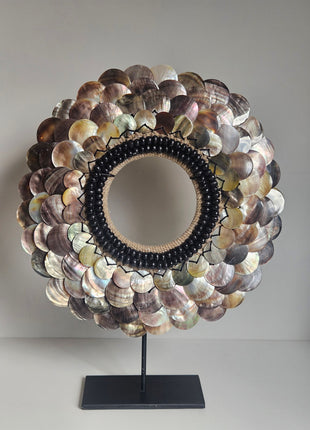 Schelpenketting rondgepolijste schelpen met zwarte kralen op standaard Ø 30xoogte 39 cm
