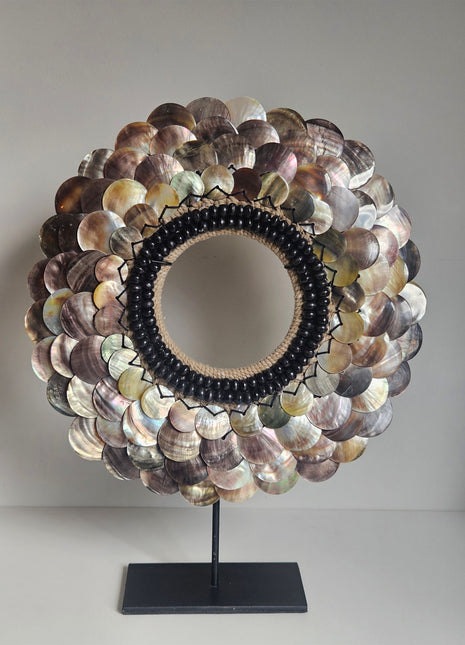 Schelpenketting rondgepolijste schelpen met zwarte kralen op standaard Ø 30xoogte 39 cm