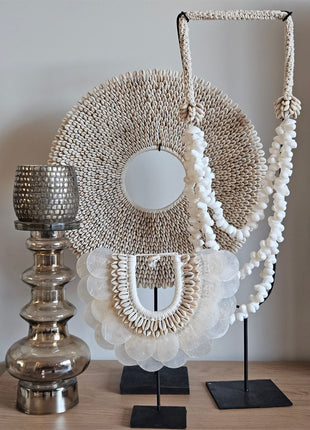 Schelpenketting wit gepresenteerd op dressoir in sfeervol interieur