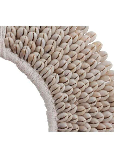 Close up van Schelpenketting Op Zwarte Standaard Wit - Beige Ø31x40 cm