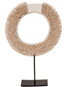 Schelpenketting Op Stevige Zwarte Standaard Wit - Beige Ø31x40 cm