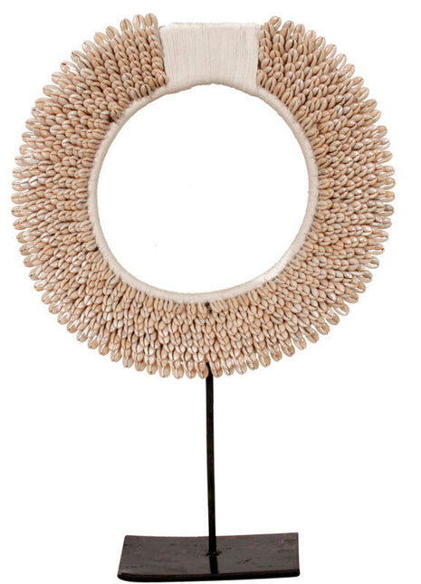 Schelpenketting Op Stevige Zwarte Standaard Wit - Beige Ø31x40 cm