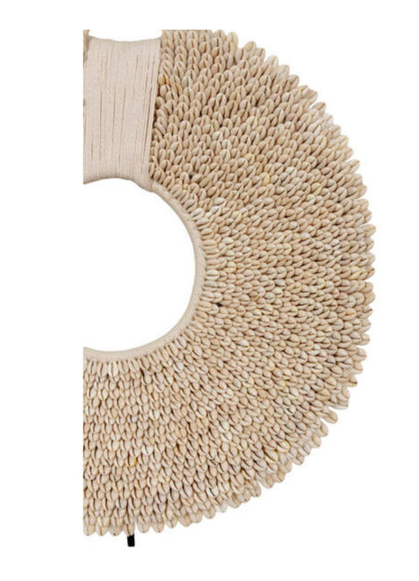 Close-Up Schelpenketting Op Stevige Zwarte Standaard Wit - Beige Ø45x55 cm