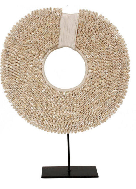 Schelpenketting Op Stevige Zwarte Standaard Wit - Beige Ø45x55 cm