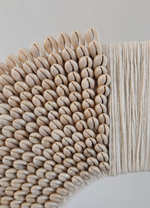 Schelpenketting Op Stevige Zwarte Standaard Wit - Beige Ø45x55 cm closeup van beige schelpen en de gevlochten band