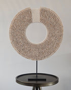 Schelpenketting Op Stevige Zwarte Standaard Wit - Beige Ø45x55 cm