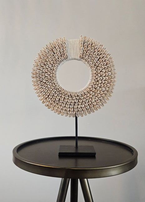 Schelpenketting wit met handgemaakte schelpen op standaard hoogte 28 cm