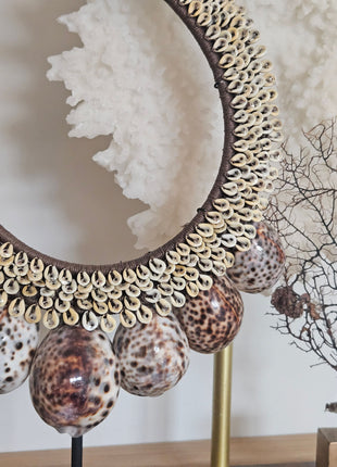 Schelpenketting tijgerschelp in sfeervol interieur