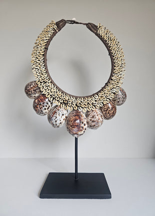 Schelpenketting tijgerschelp handgemaakt Ø 27xoogte 44 cm