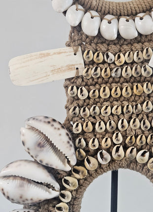 Schelpenketting Tijgerschelp Op Standaard
