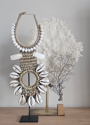 Schelpenketting Tijgerschelp Op Standaard