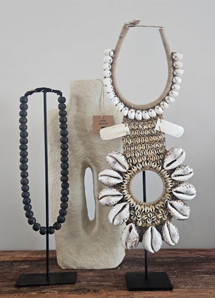 Schelpenketting Tijgerschelp Op Standaard